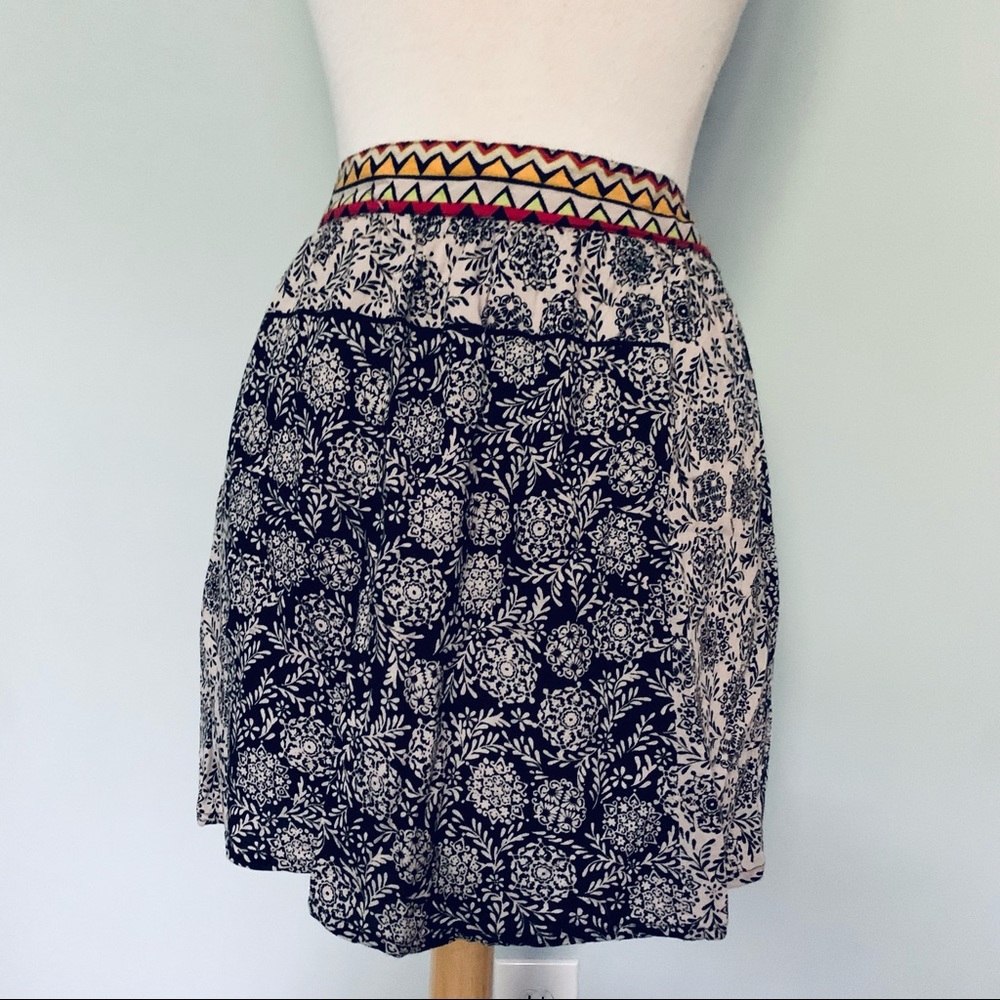 Francesca’s Collection Angie Black Tan Floral Pull On Mini Skirt Size L